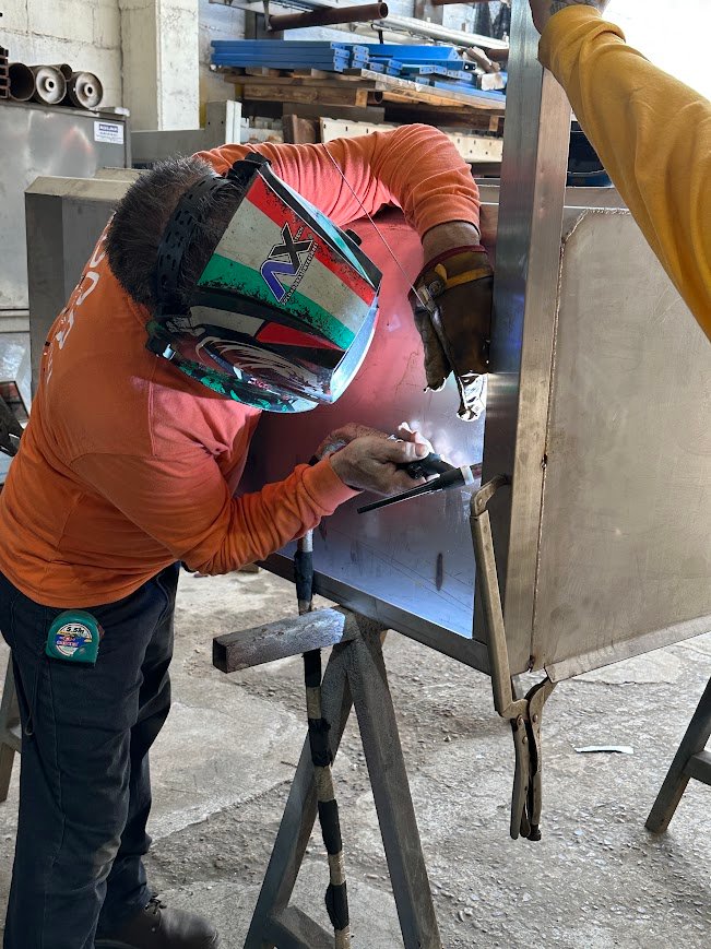 Proceso de soldadura en el taller de ASLAN INDUSTRIAL.