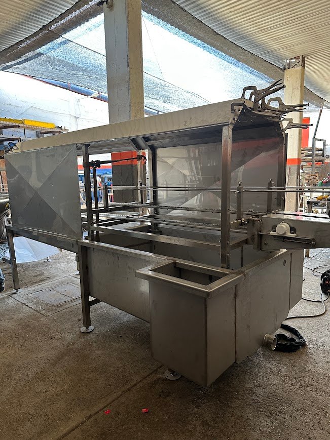 Lavadora de cajas en proceso de fabricación dentro del taller de ASLAN INDUSTRIAL en Culiacán, Sinaloa.