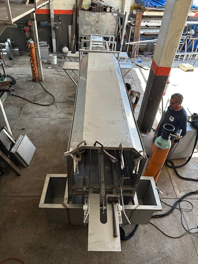 Equipo en etapa de ensamble, taller ASLAN INDUSTRIAL.